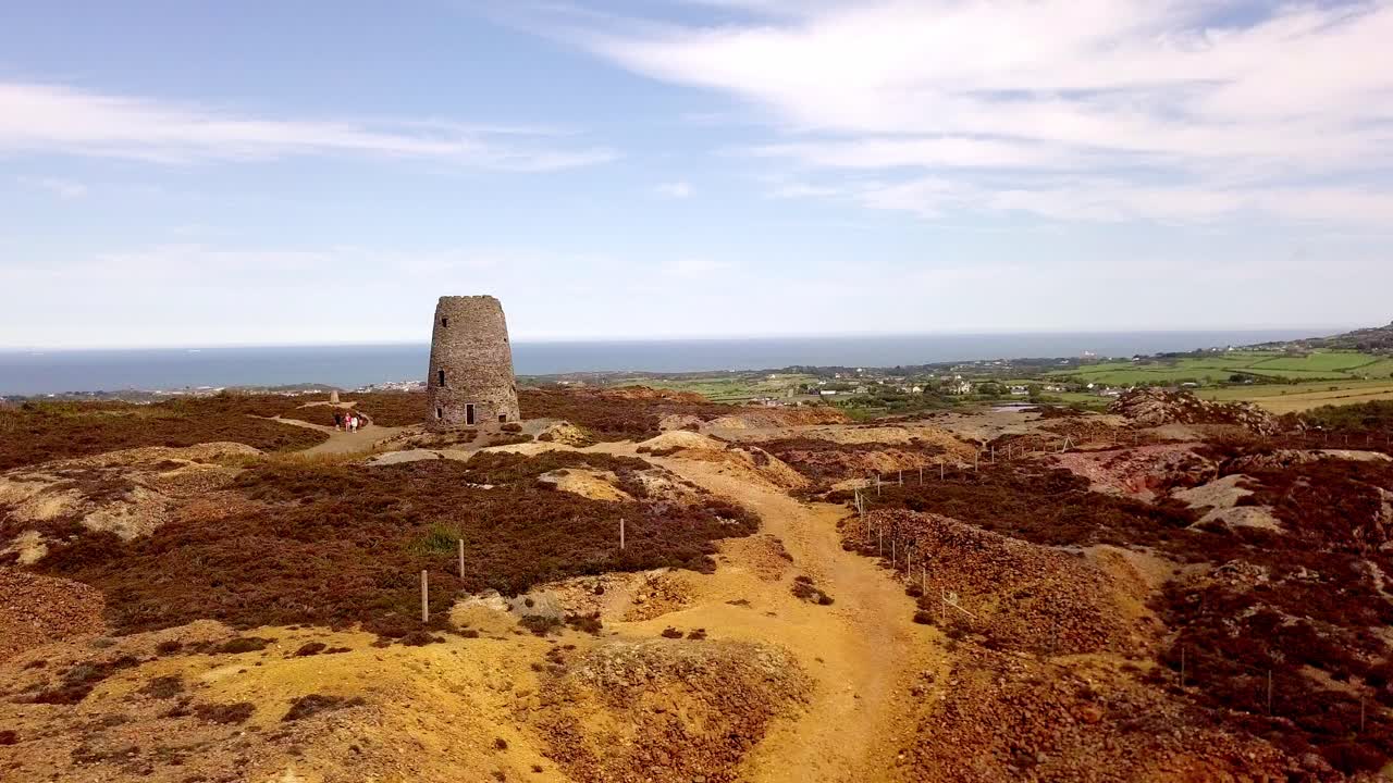 imágenes de drones de la mina de cobre del reino del cobre en anglesey, gales