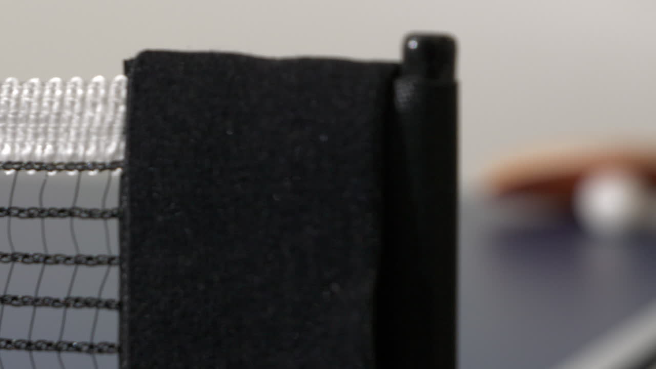 탁구 네트에서 라켓과 공까지 클로즈업 팬, 초점 이동