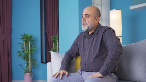 el anciano con problemas, con errores y arrepentimientos está molesto.