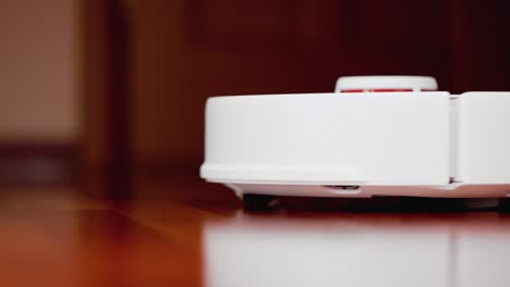 robot aspirador inteligente con lidar en el suelo de madera. robot aspirador realiza la limpieza automática del apartamento. 4k cámara lenta 100 fps, prores 422, 10 bits
