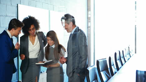 equipo de negocios de pie juntos discutiendo el trabajo