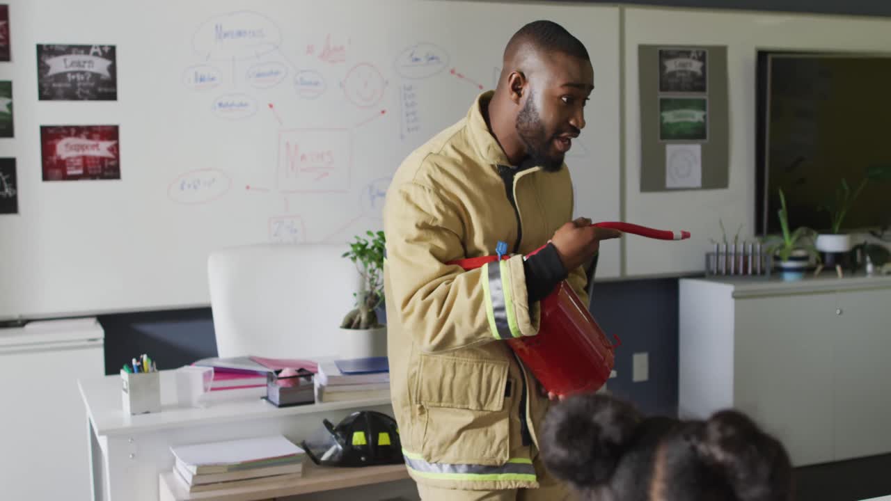 Video of happy african american teacher with class of diverse pupils during ohs lesson