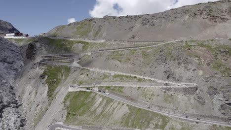 Video-Mit-Flugzeugdrohne-Aufstiegskran-Beim-Aufstieg-Auf-Den-Stilfserjoch-Pass