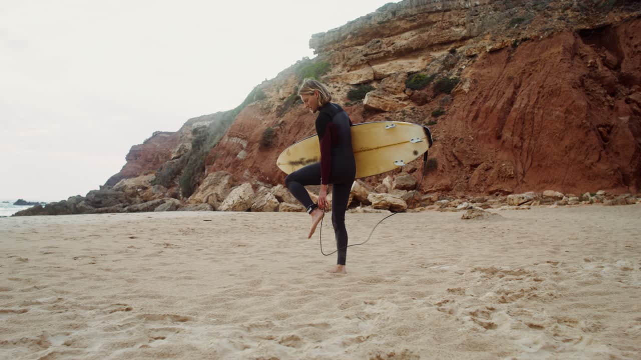 해변 에서 여자 서퍼 들