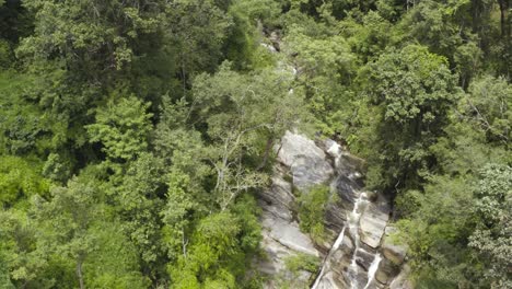 un disparo creciente que muestra las corrientes que se reúnen para unirse justo antes de la caída que se convierte en una cascada