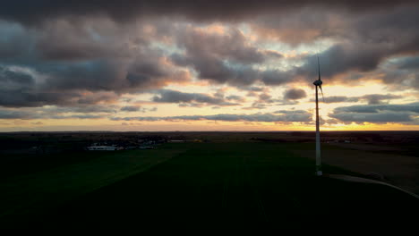 Aerogenerador-En-El-Campo-Contra-El-Cielo-Nublado-En-Lubawa,-Polonia---Toma-Amplia