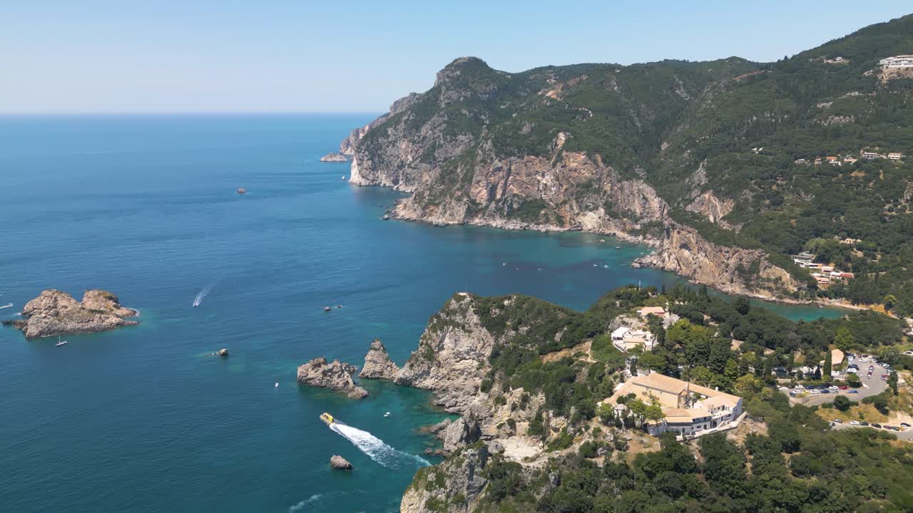 드론 이 아름다운 여름 날 에 그리스 의 코르푸 에 있는 팔레오카스트리차 수도원 위 를 날아다닌다