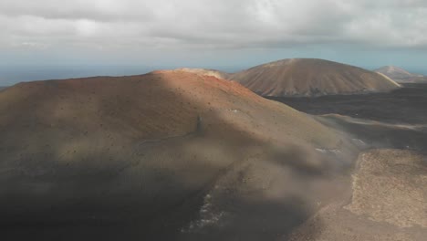 Drone-Ascendente-Disparó-Sobre-Un-Volcán-Rojo-Que-Revela-El-Océano