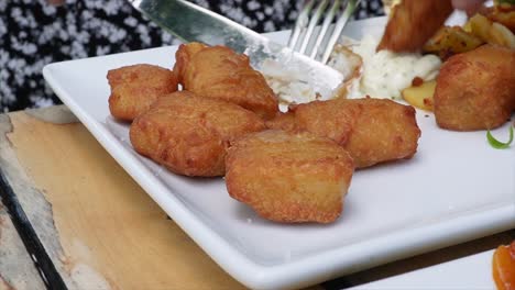 Eating-and-sharing-deep-fried-fish-pieces