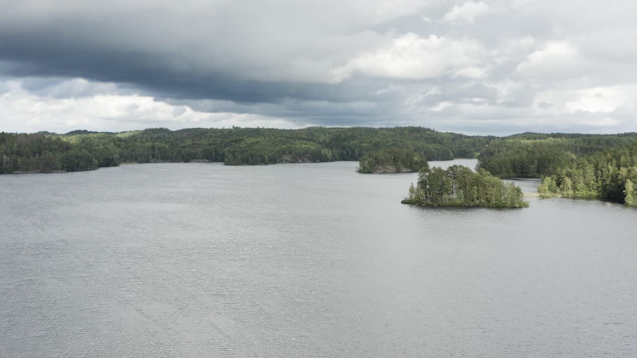 Veduta aerea di isole boscose su un lago in un tipico paesaggio scandinavo
