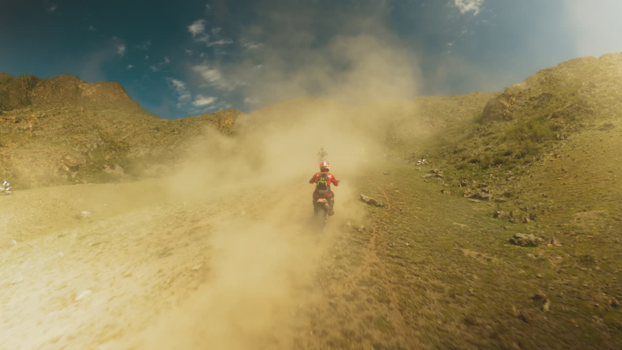 험난한 산들 사이에서 치열한 경쟁, 오토바이가 굴곡과 산꼭대기를 따라 도전하며, 굴곡은 기술과 결단력의 시험을 나타니다.