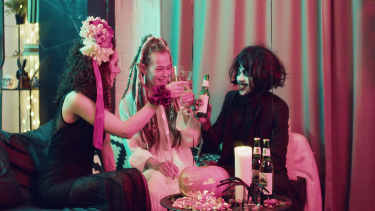 할로윈 파티에서 이야기하는 친구들