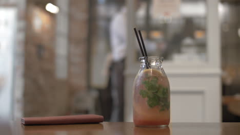 Refrescante-Cóctel-Con-Cítricos-En-La-Mesa-Del-Café