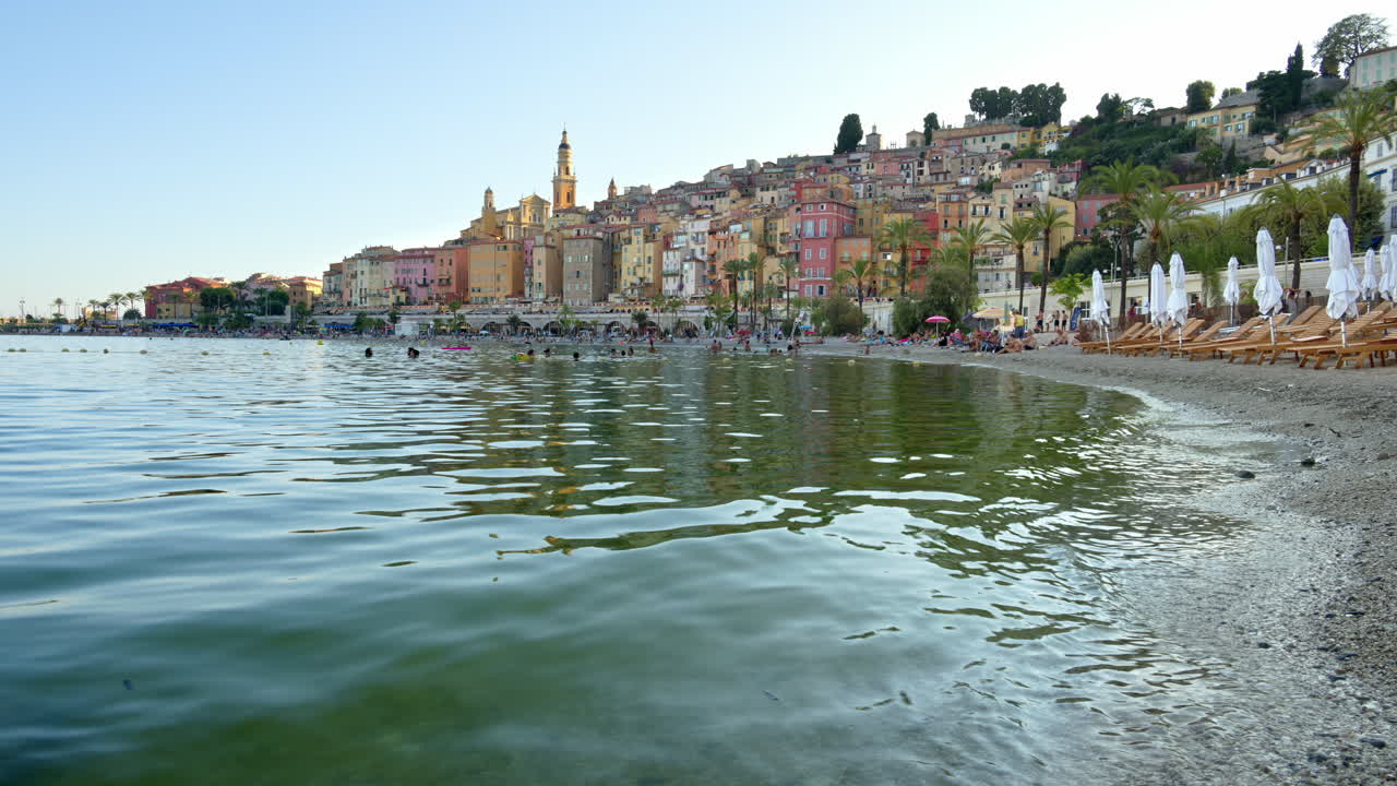 Vista sul mare con gli edifici colorati a Mentone, in Francia, sullo sfondo