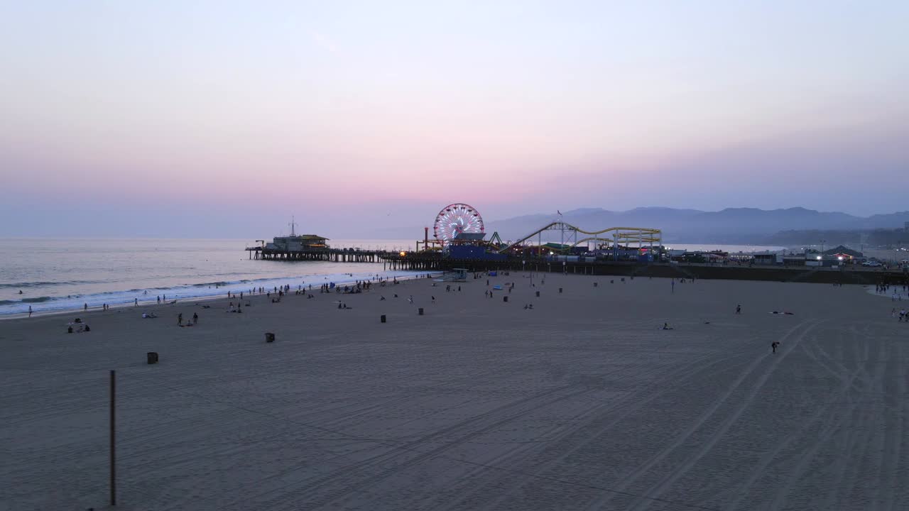 밤 또는 황혼 빛 로스 앤젤레스 캘리포니아에서 산타 모니카 부두의 공중