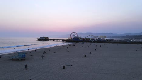 Vista-Aérea-Of-The-Santa-Monica-Pier-At-Night-Or-Dusk-Luz-Los-Angeles-California