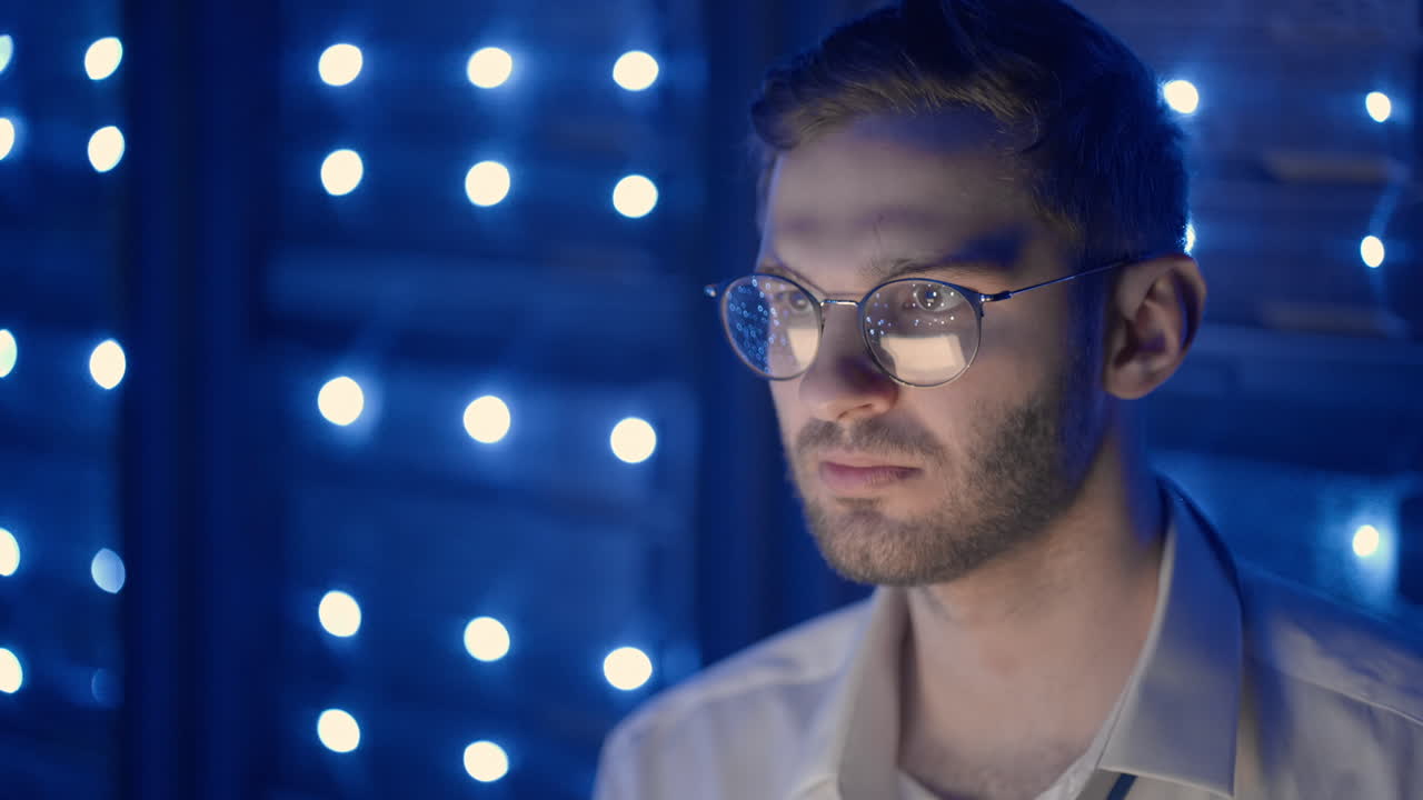 centro de datos se especializa en coworking en la sala de servidores segura del ciberespacio. administrador masculino apuntando al gabinete del servidor de errores ejecutando diagnósticos en computadora portátil