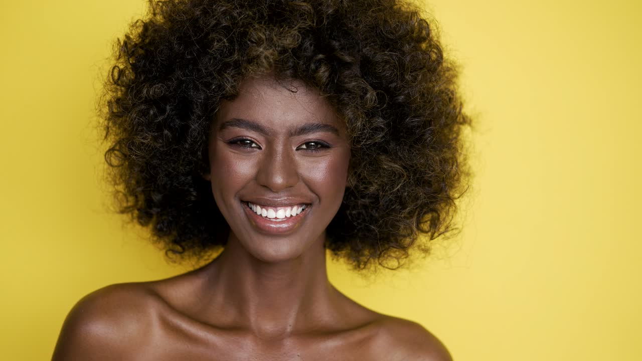Bella donna con i capelli ricci