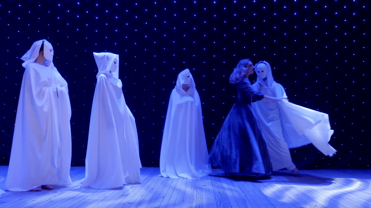 hermosa mujer en vestido largo están bailando con extraños en capas en la escena