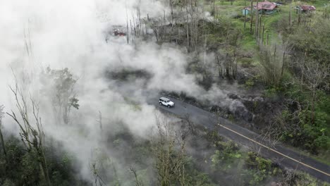 在偏遠的夏威夷島上駕駛現代汽車, 從火山<unk>岩場的煙霧中, 旅行冒險, 探索未受污染的母親地球