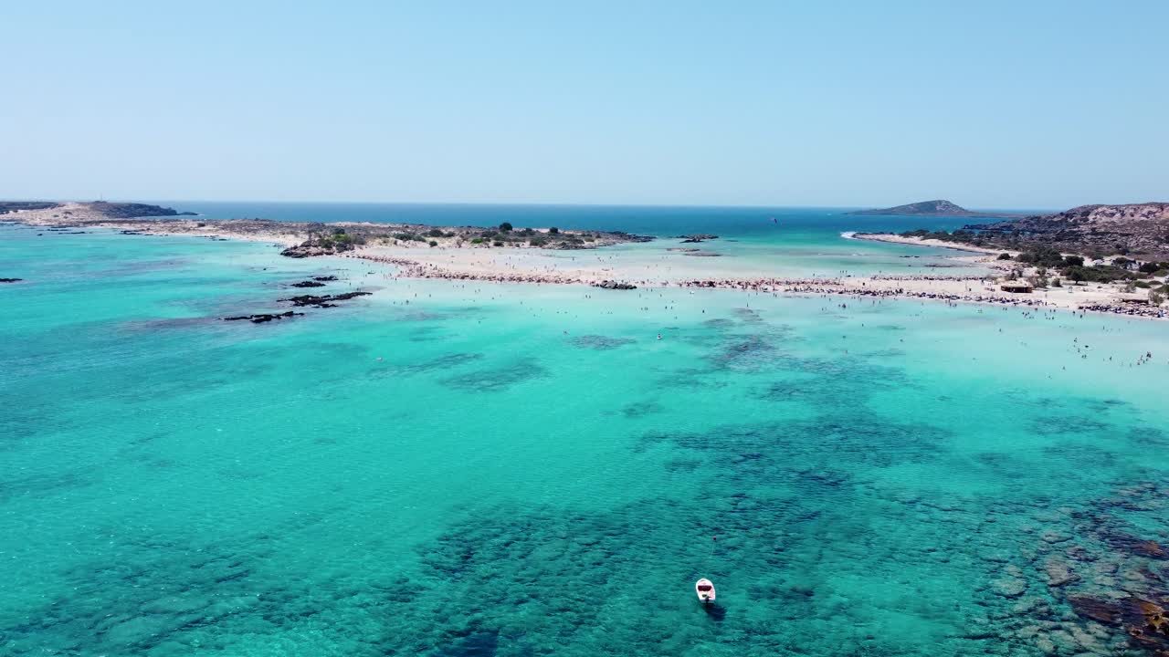 barco anclado en las hermosas aguas de coral de elafonisi, creta aerial
