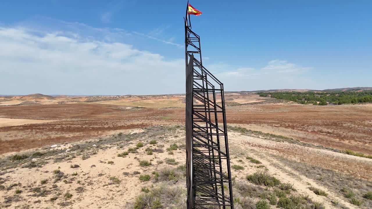vuelo aéreo de aviones no tripulados alrededor de una enorme cartelera con la forma de un toro en españa, con la bandera española en su cabeza