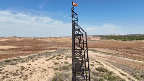 vuelo aéreo de aviones no tripulados alrededor de una enorme cartelera con la forma de un toro en españa, con la bandera española en su cabeza
