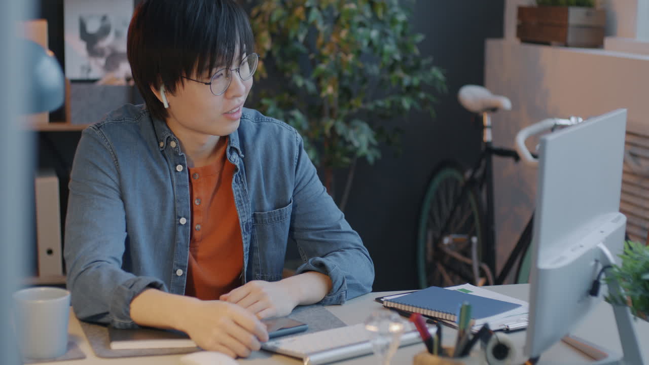 집에서 일하는 젊은 여성