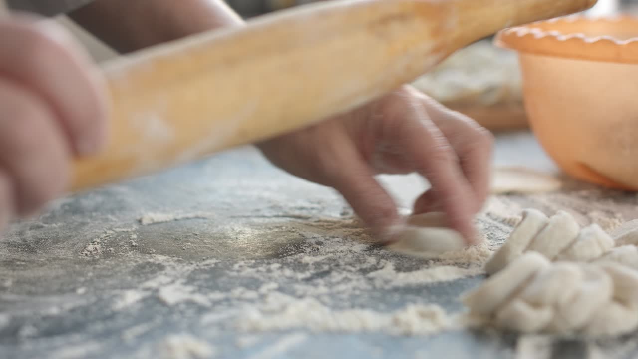 Preparazione di un raviolo di carne con mattarello di legno