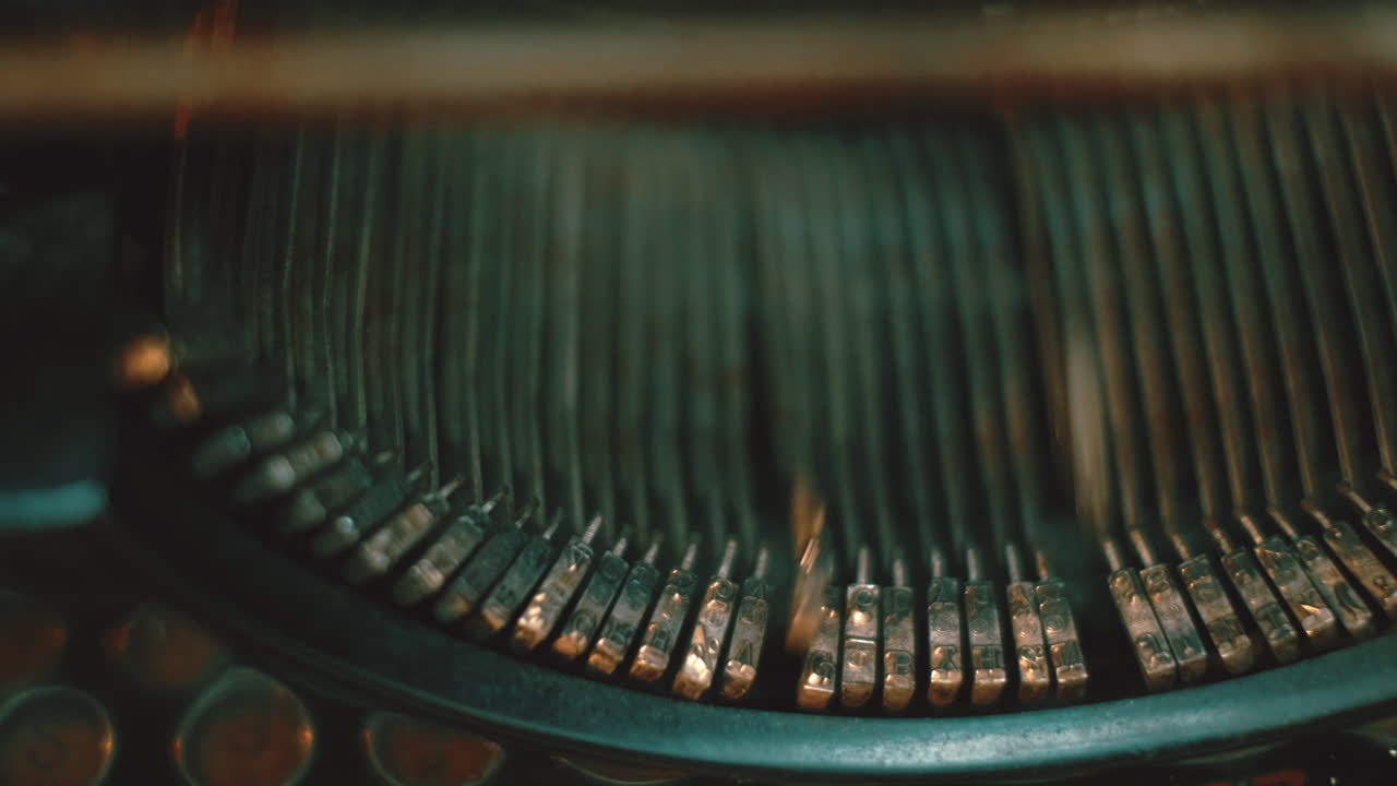 슬로우 모션 빈티지 타자기 유형 스트라이커