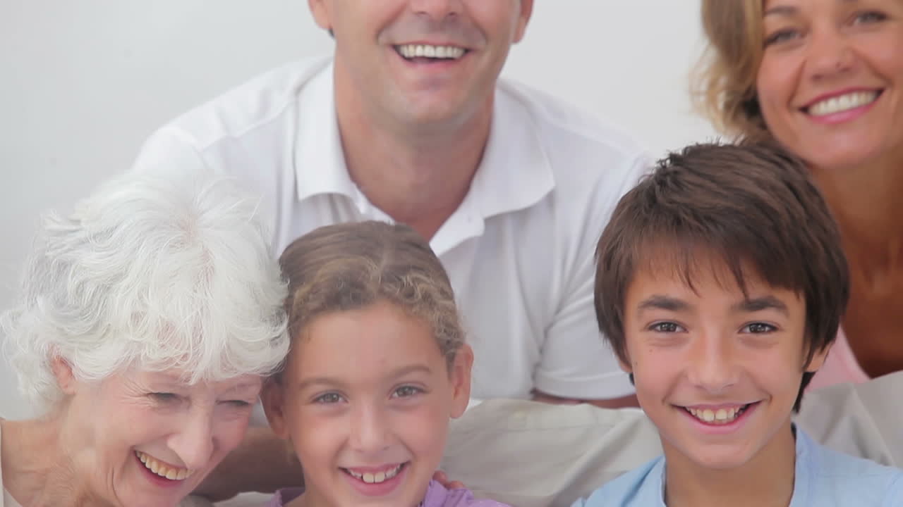 tv 를 보는 대가족