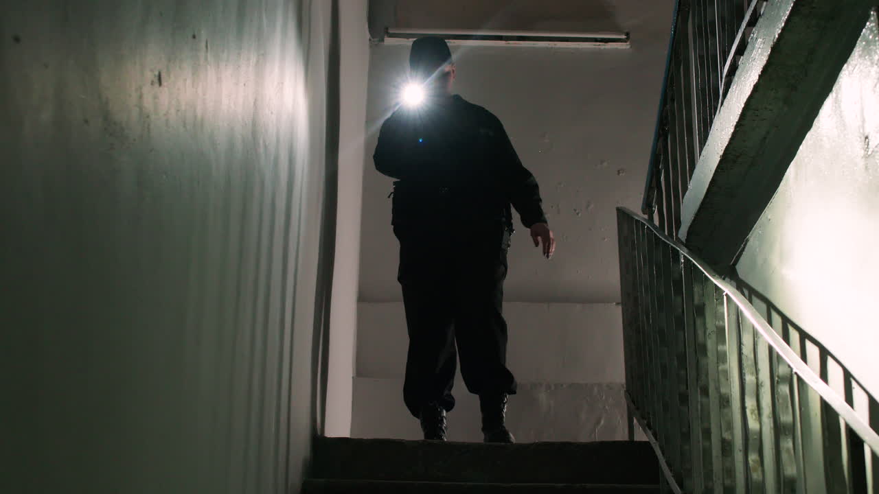 손전등을 들고 있는 여성 안전 경비원