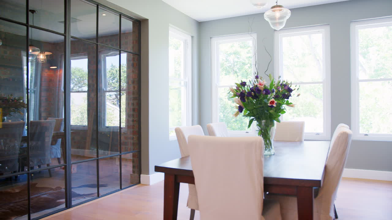 comedor doméstico completamente amueblado y sala de vinos adyacente