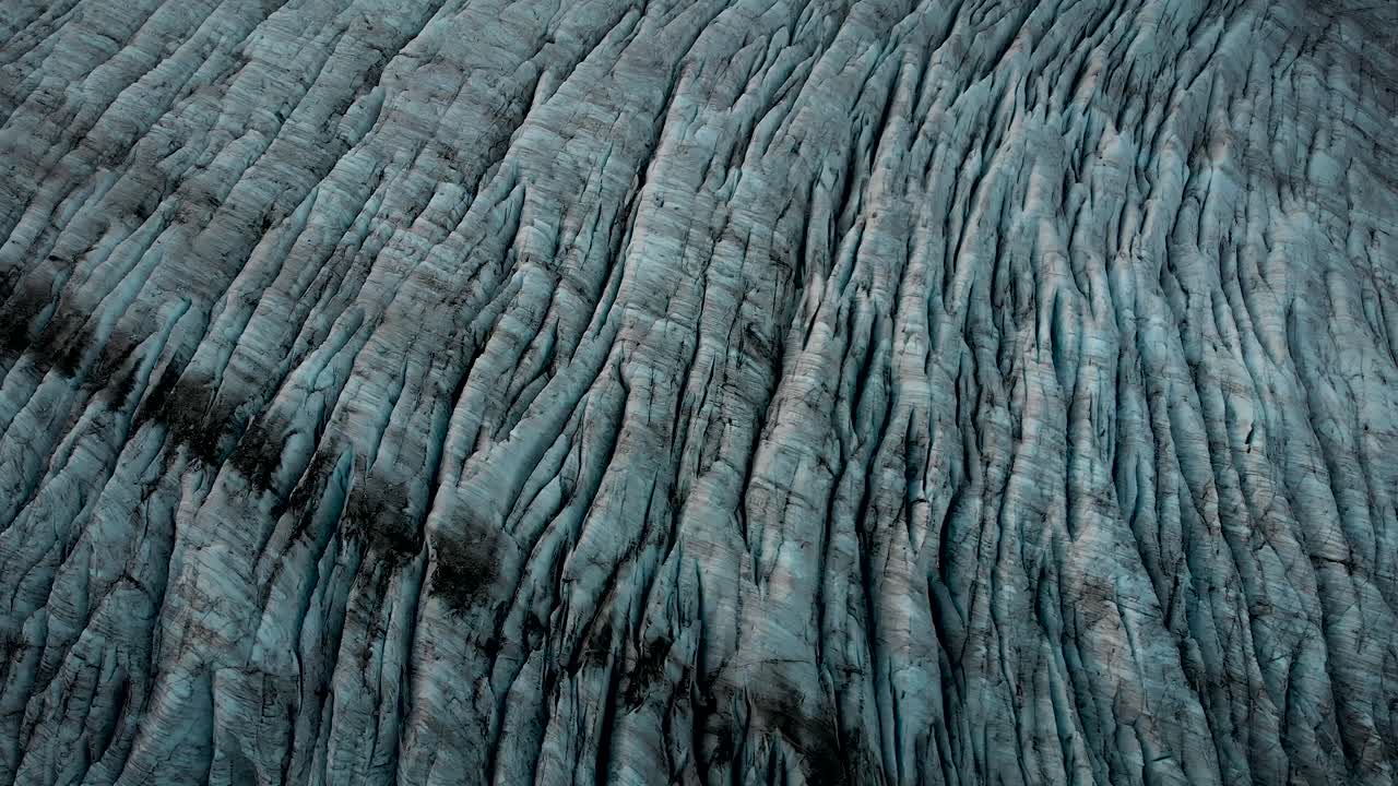 vista aérea del glaciar gauli en la región de bernese oberland de los alpes suizos con una vista panorámica sobre el hielo y las grietas