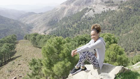 sonriente mujer deportiva en roca