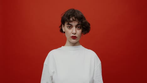 mujer con una máscara facial