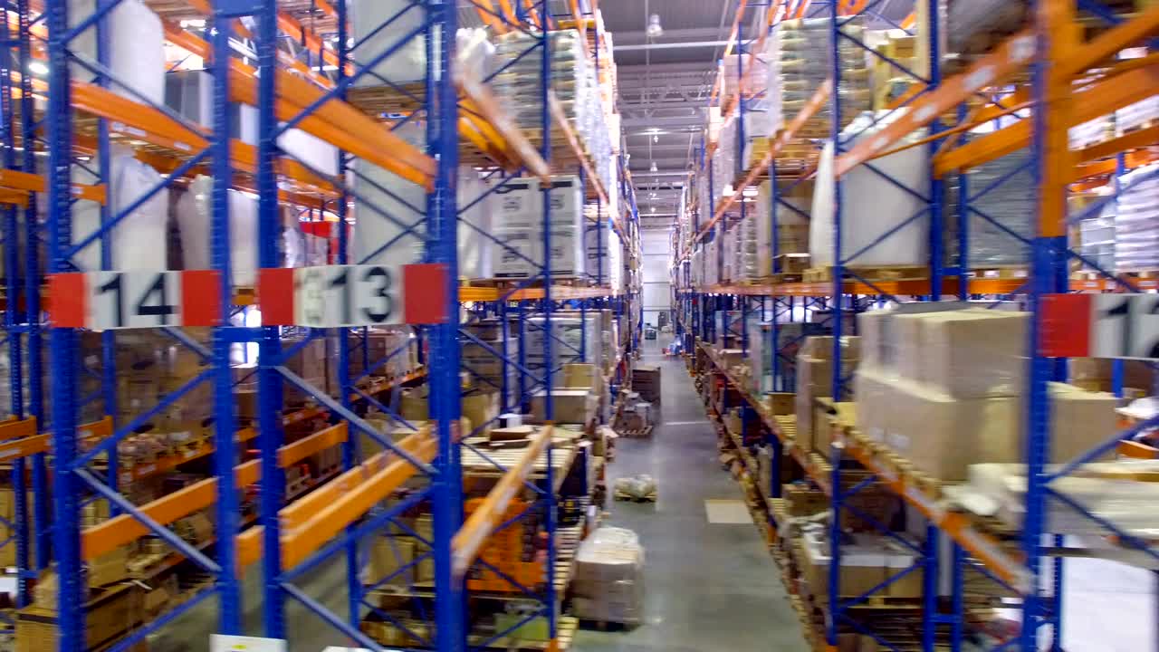 cámara en movimiento dentro de un gran almacén, almacenamiento. 4k.