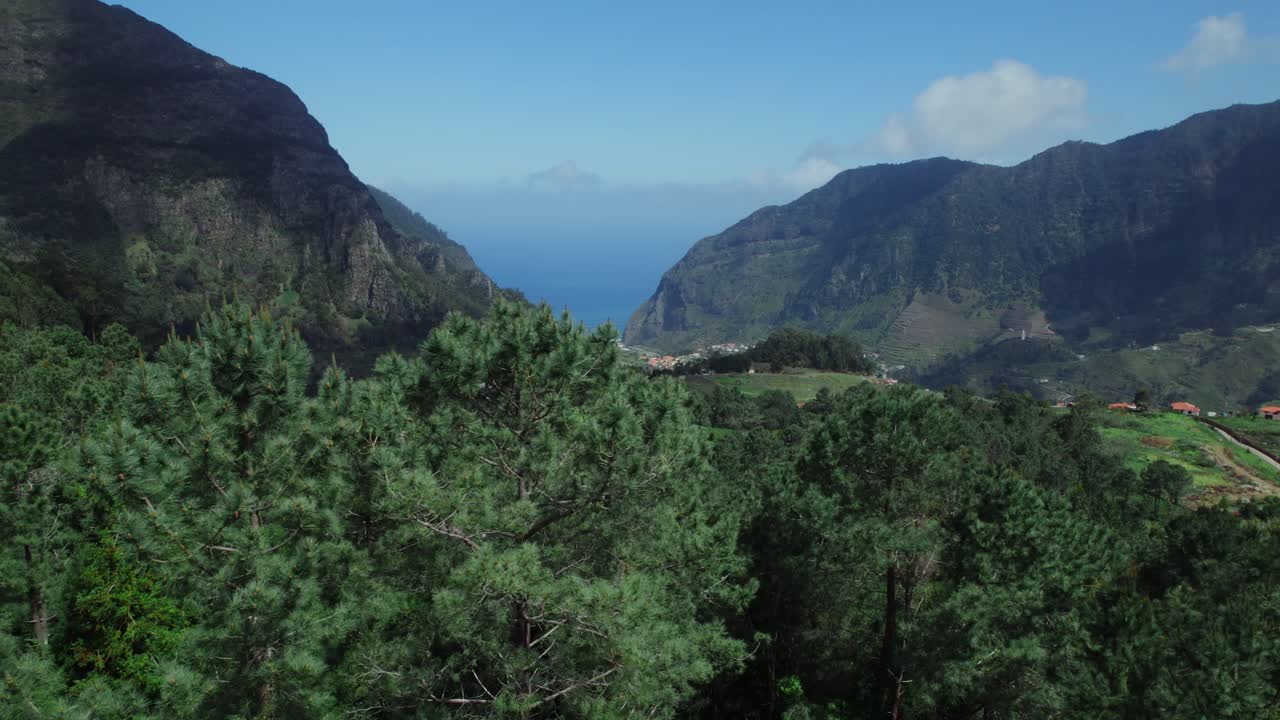 Valle de montaña con vista al mar