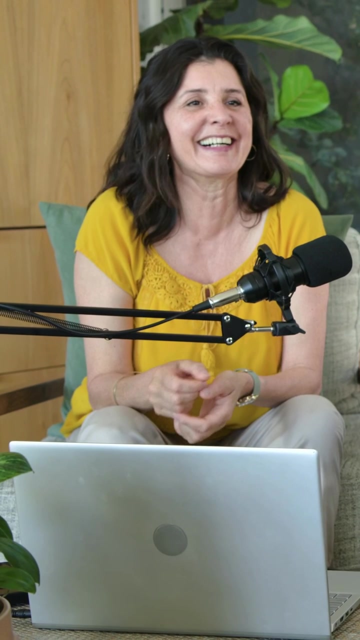 Video verticale: Inizia la registrazione con la conduttrice in camicetta gialla che parla al microfono a casa per un podcast.
