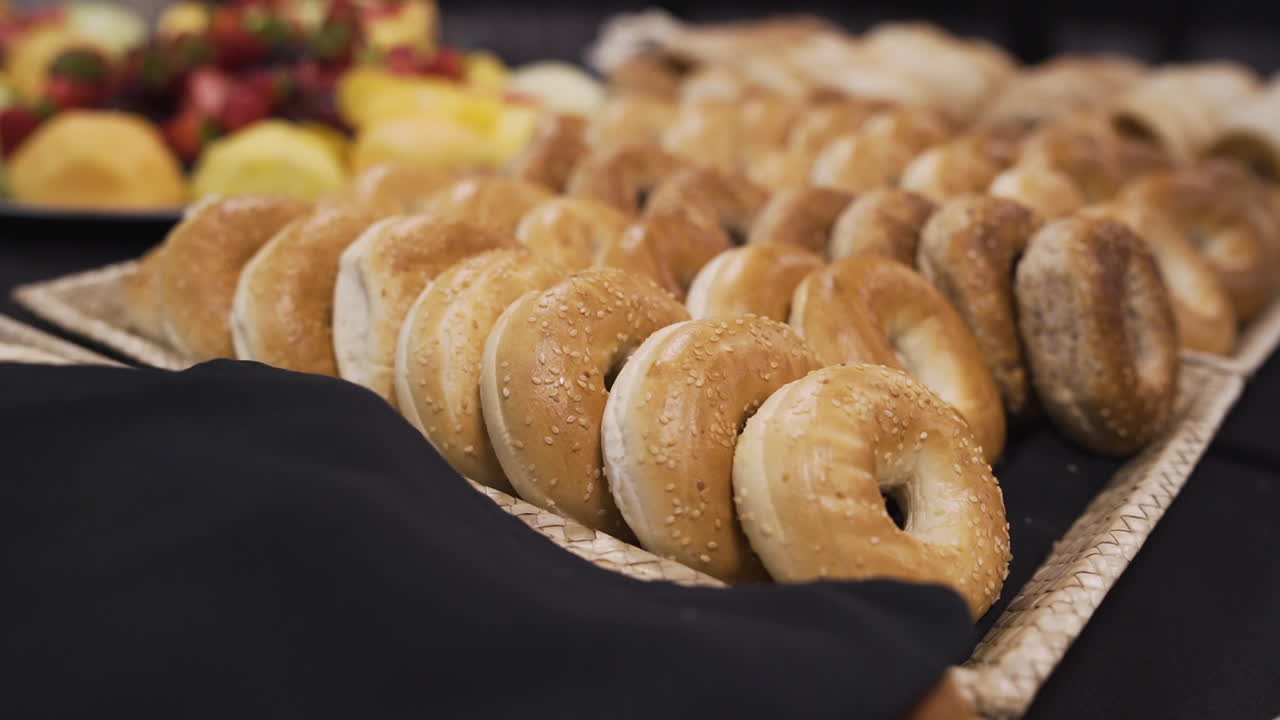 mesa llena de bagels recién horneados