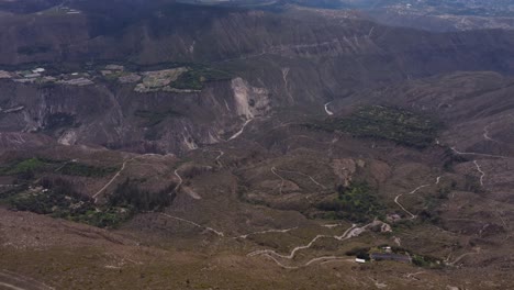 Amplia-Antena-De-La-Mitad-De-La-Tierra,-Ecuador,-San-Antonio-De-Pichincha