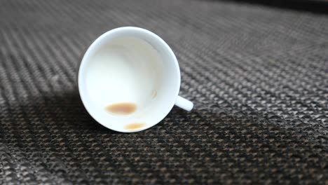 taza de café vacía en la alfombra