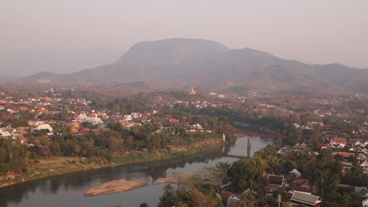 punto de vista con vistas al río serpenteante en luang prabang, laos viajando por el sudeste asiático