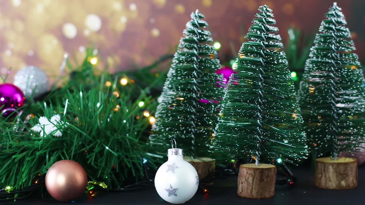 close up de la decoración navideña con guirnaldas, luces parpadeantes, adornos y pinos