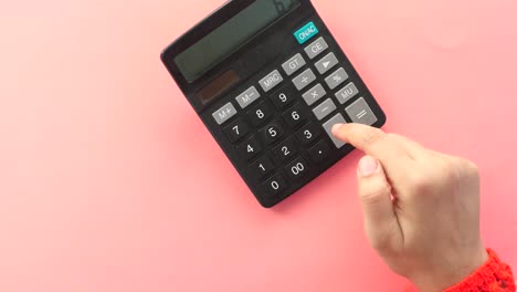 persona que utiliza la calculadora
