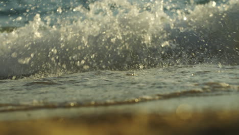 olas rompiendo en la orilla