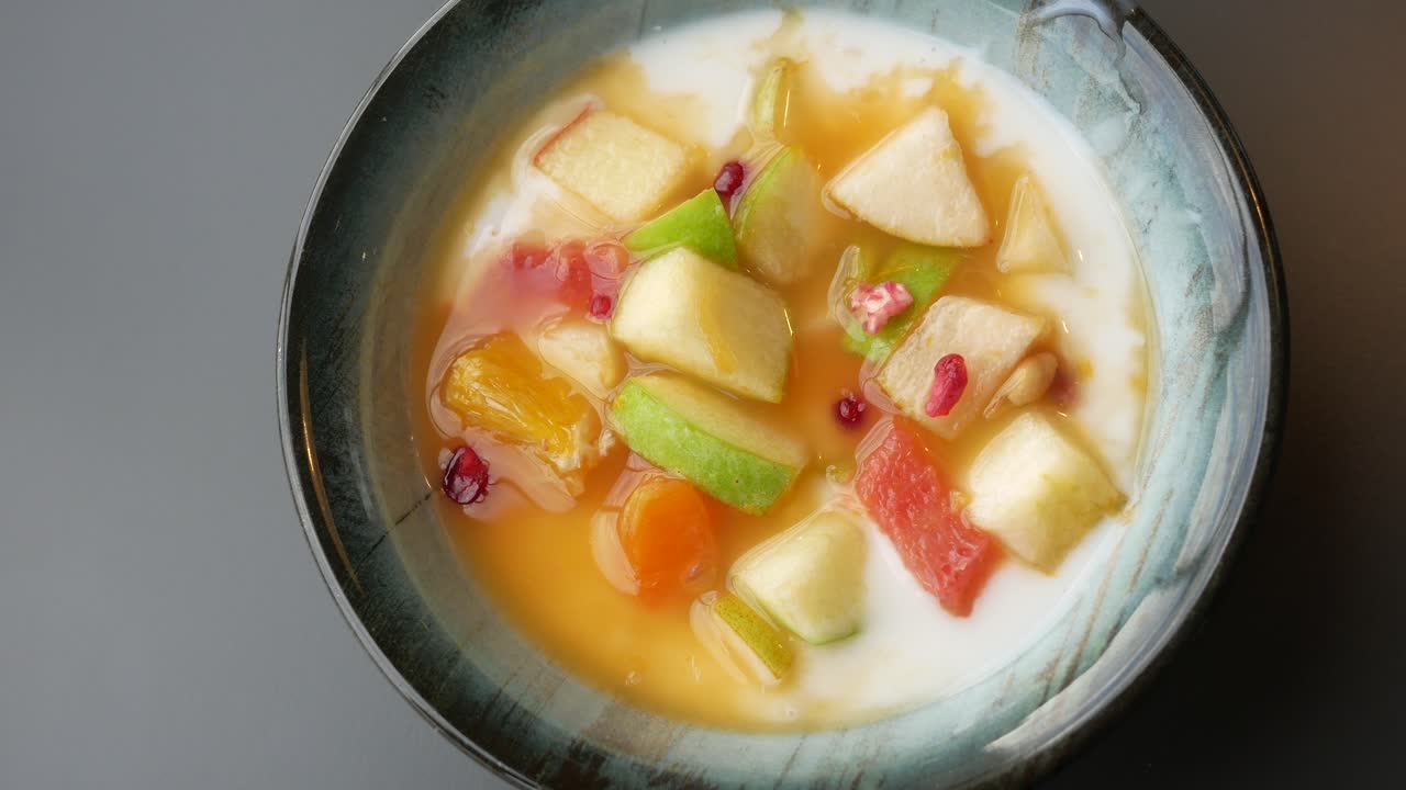 yoghurt parfait con frutas mezcladas