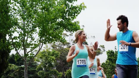 Familia-Atlética-Corriendo-Juntos-En-El-Parque