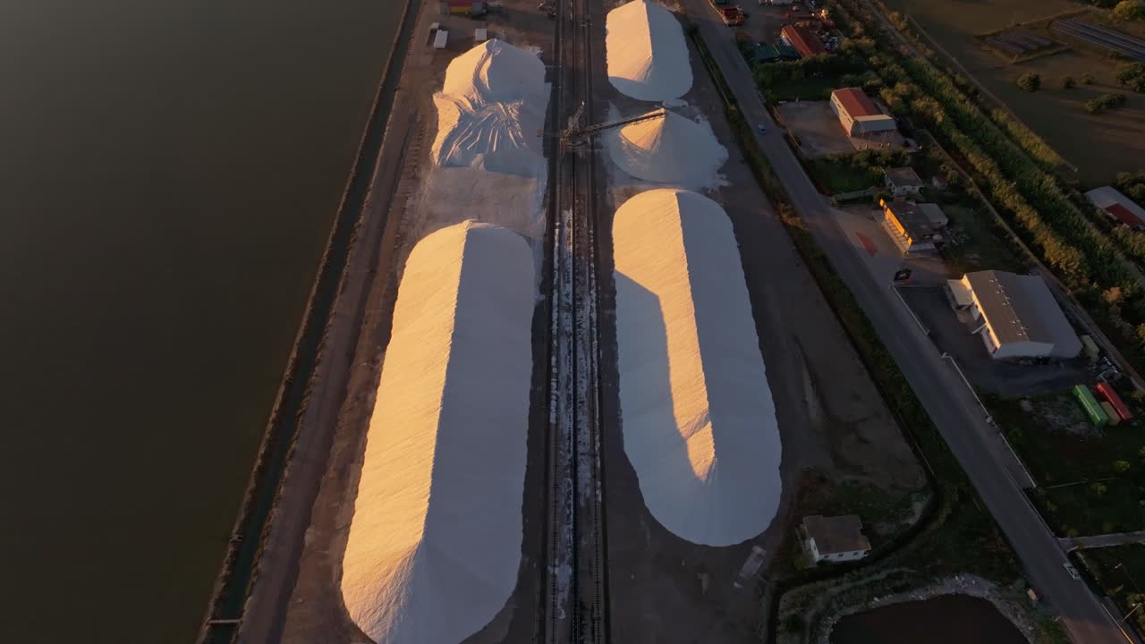 Saline e strutture scenografiche bagnate da una luce arancione, Aitoliko, Grecia