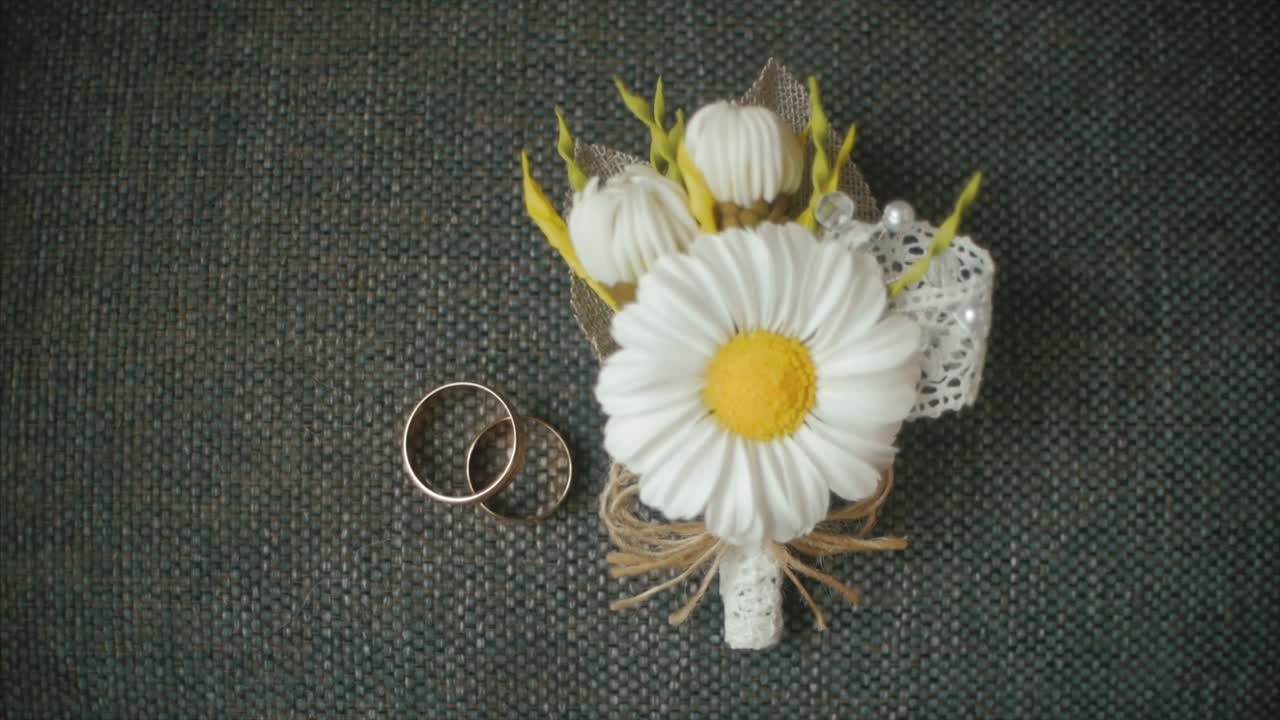 Boutonnière da matrimonio con anelli